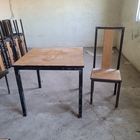 Mesas e cadeiras em ferro