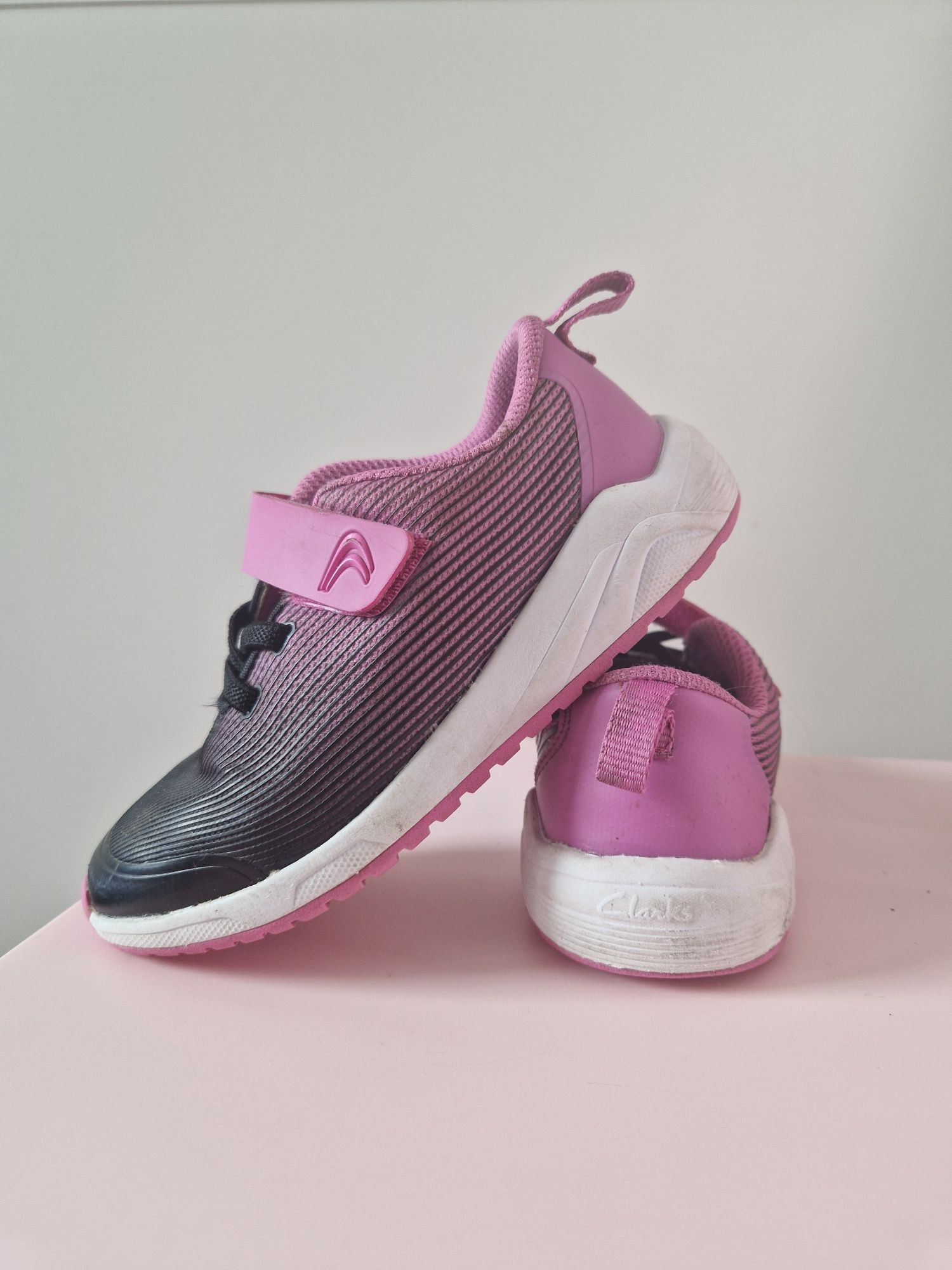 Sneakersy dziecięce Clarks rozmiar 27,5 półbuty dziewczęce na rzepy