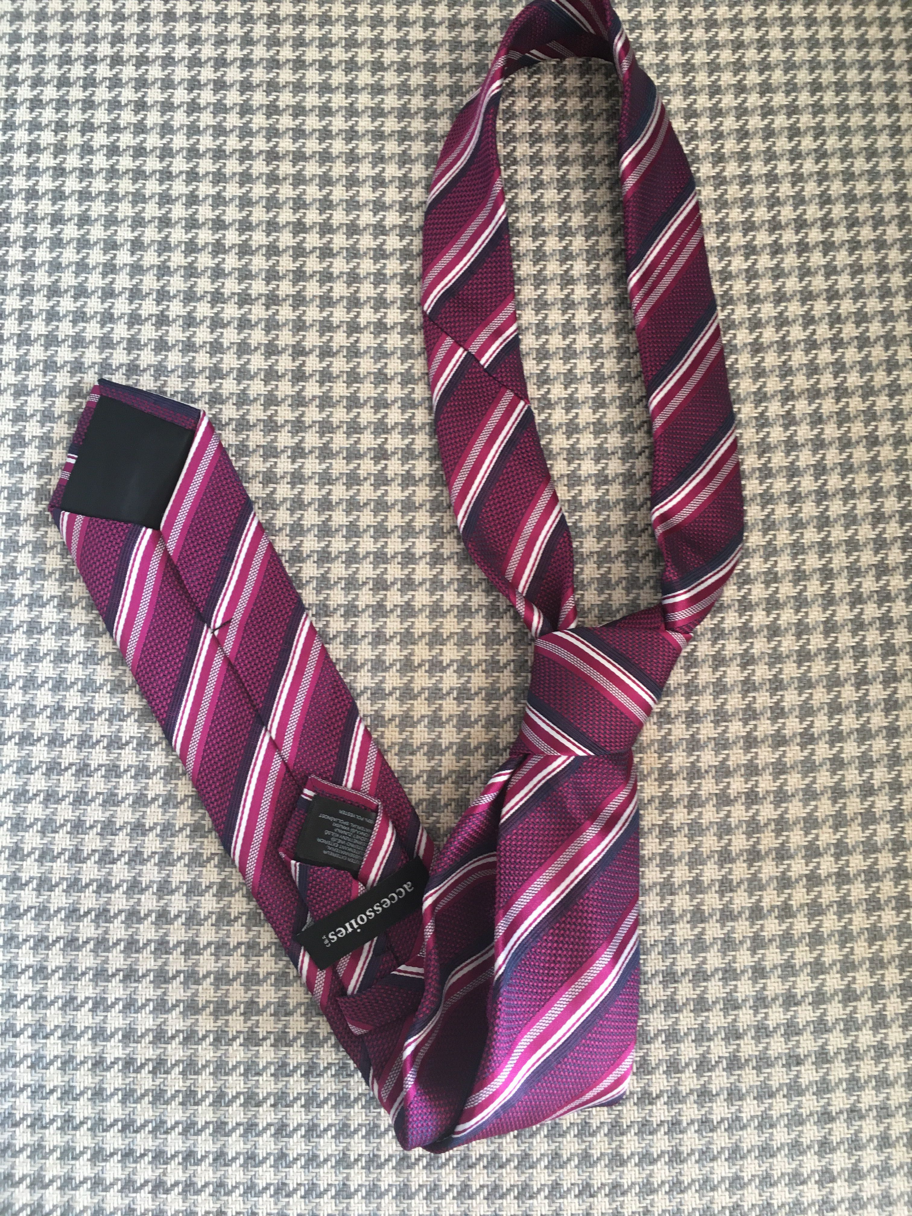 Nowy krawat firmy Accessoires - piękny kolor M/L