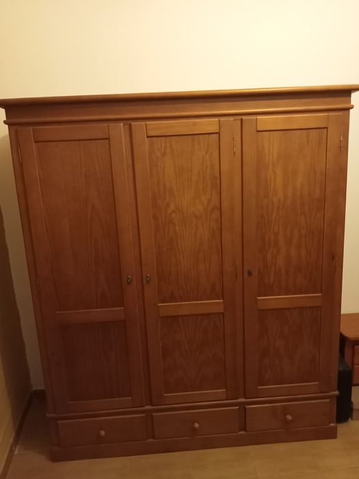 Mobília de quarto completa em pinho claro, cama com estrado e colchão