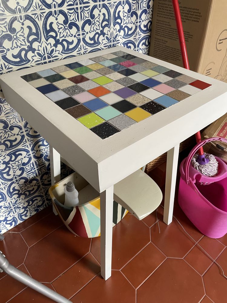 Mesa decorativa branca com azulejo