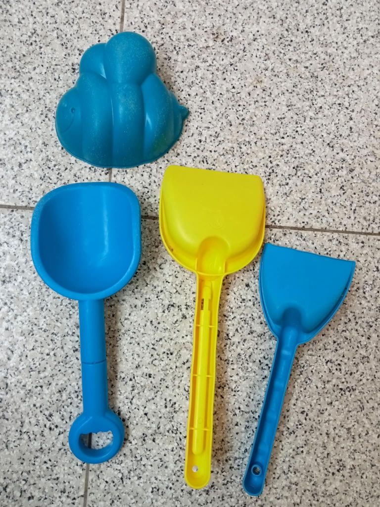 Brinquedos de praia variados