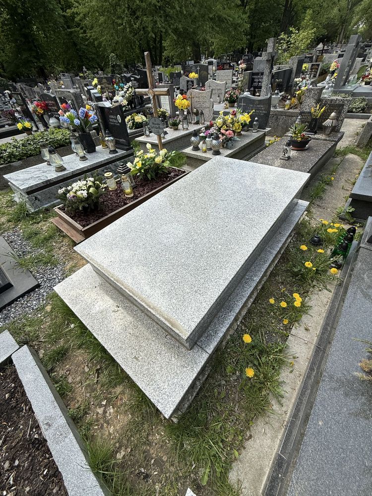 Nowy Grobowiec na Cmentarzu Rakowickim bardo dobra lokalizacja