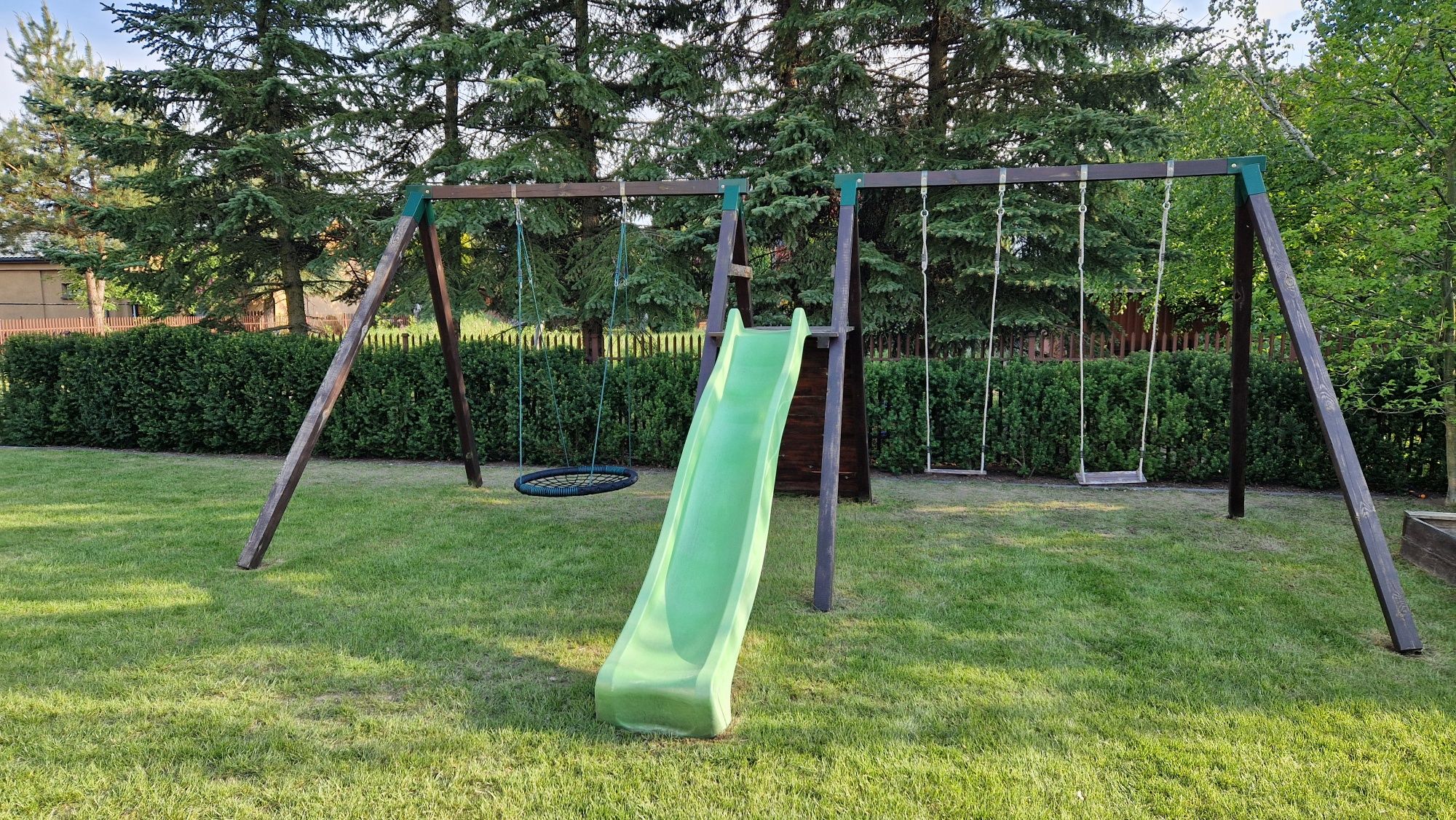 Plac zabaw, huśtawki, zjeżdzalnia, bocianie gniazdo