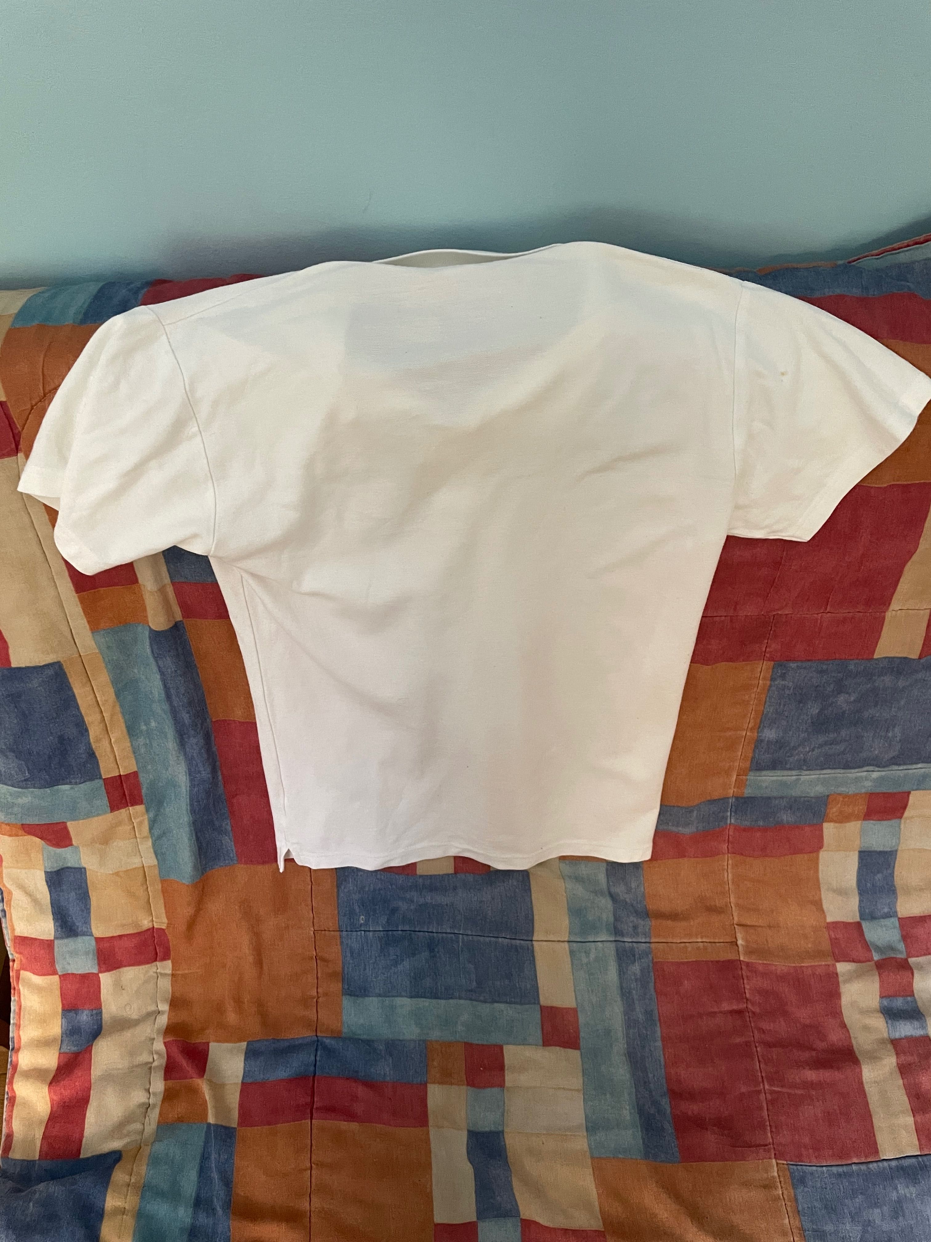 Polo/sweat branco com símbolo colorido