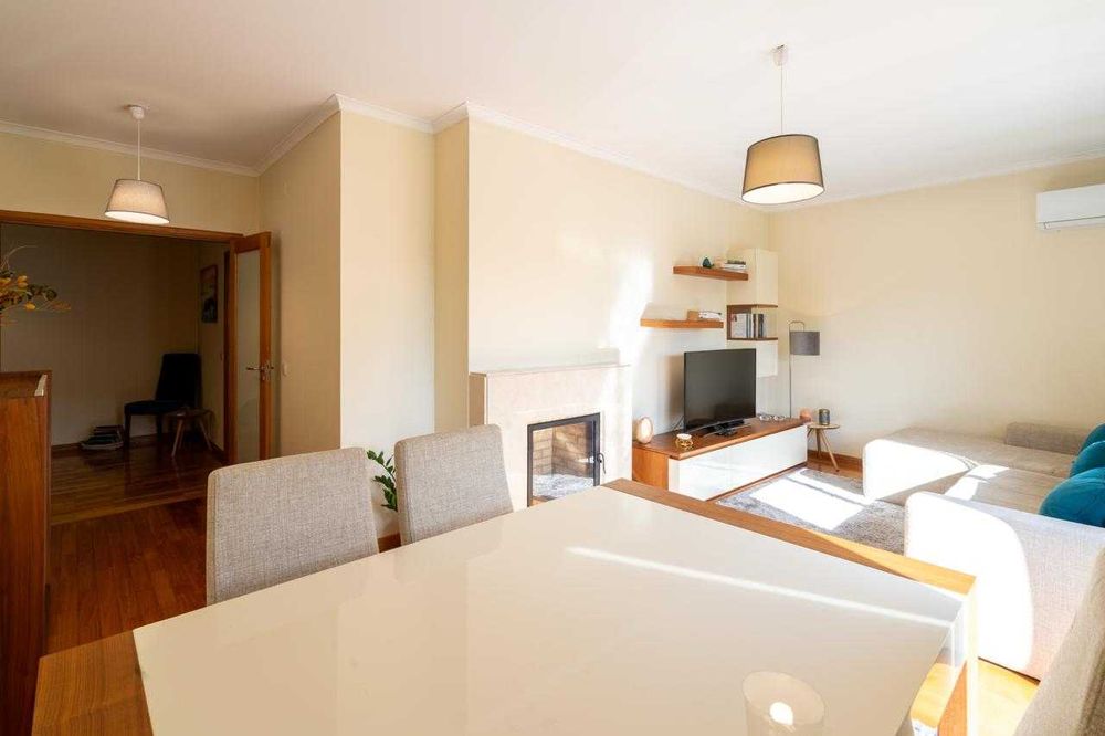 Apartamento T2 com garagem e parque de estacionamento privado