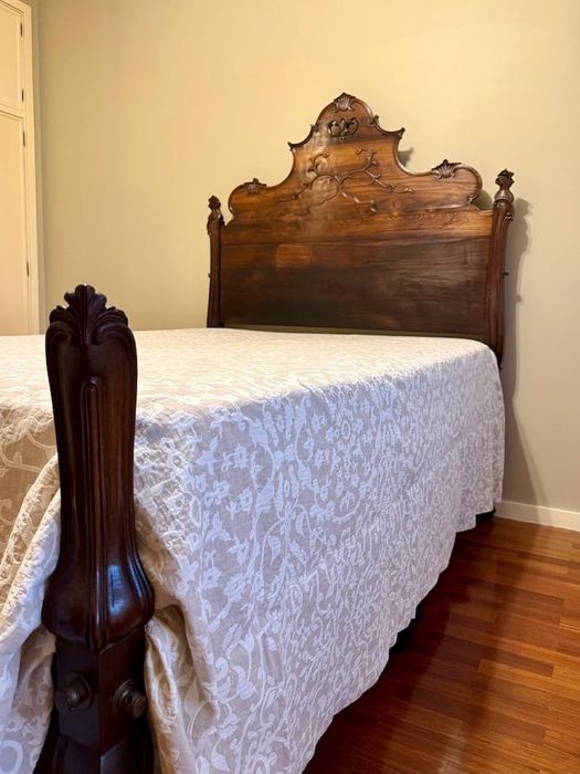 Cama em Pau-Santo entalhado