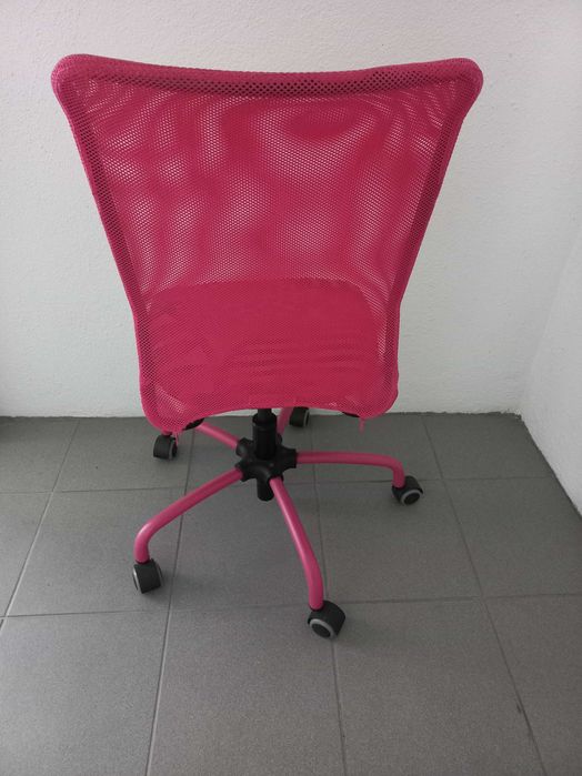 Cadeira Rosa em Bom Estado