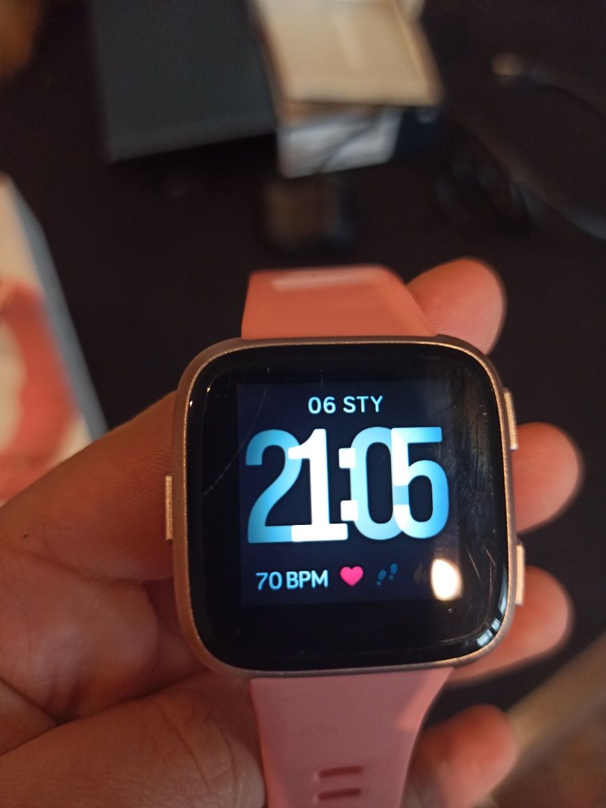 Fitbit versa różowe złoto