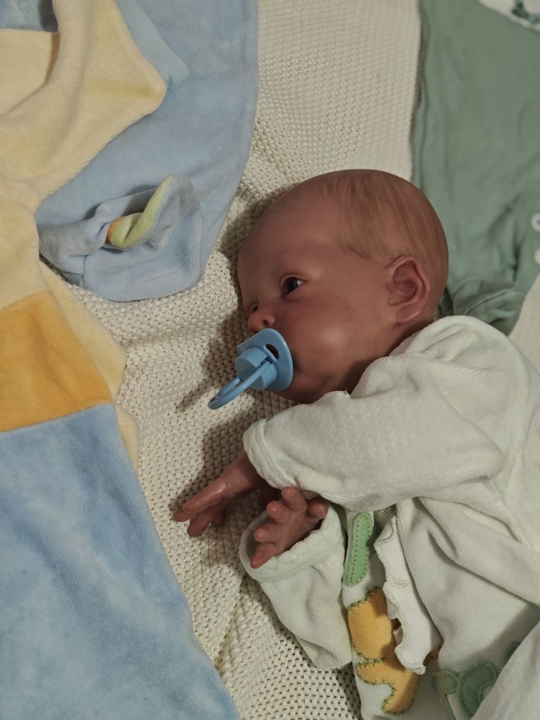 Bebé reborn vinil e tecido