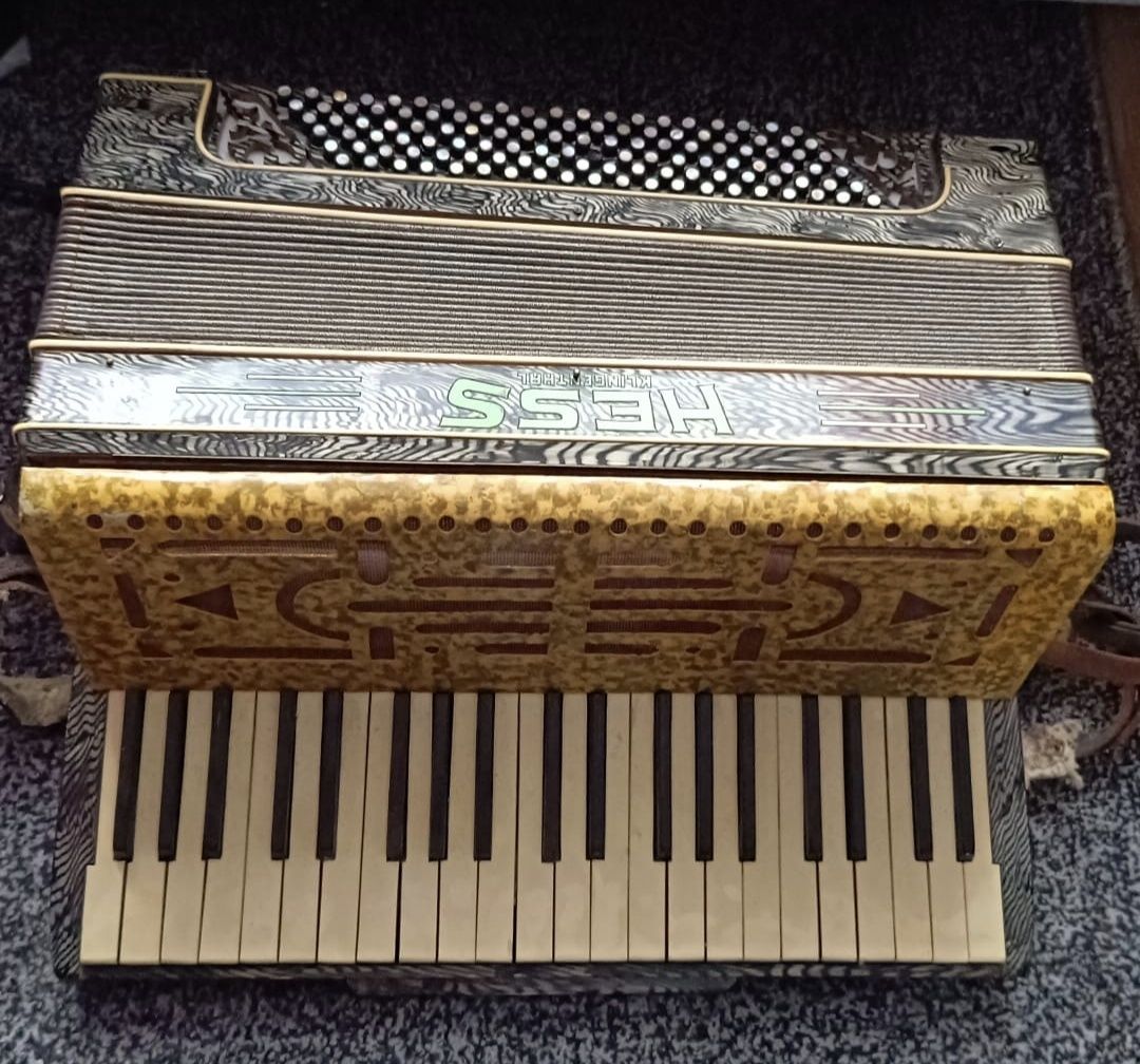 Akordeon Hess 120 basów 4 chóry kolekcjonerski