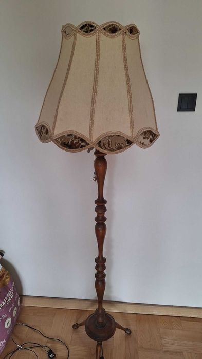 Lampa stojąca drewniana