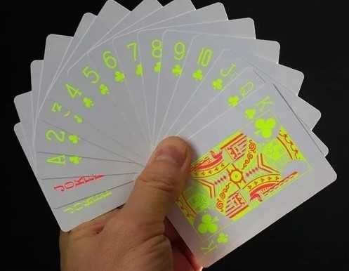 Fluorescencyjna talia kart