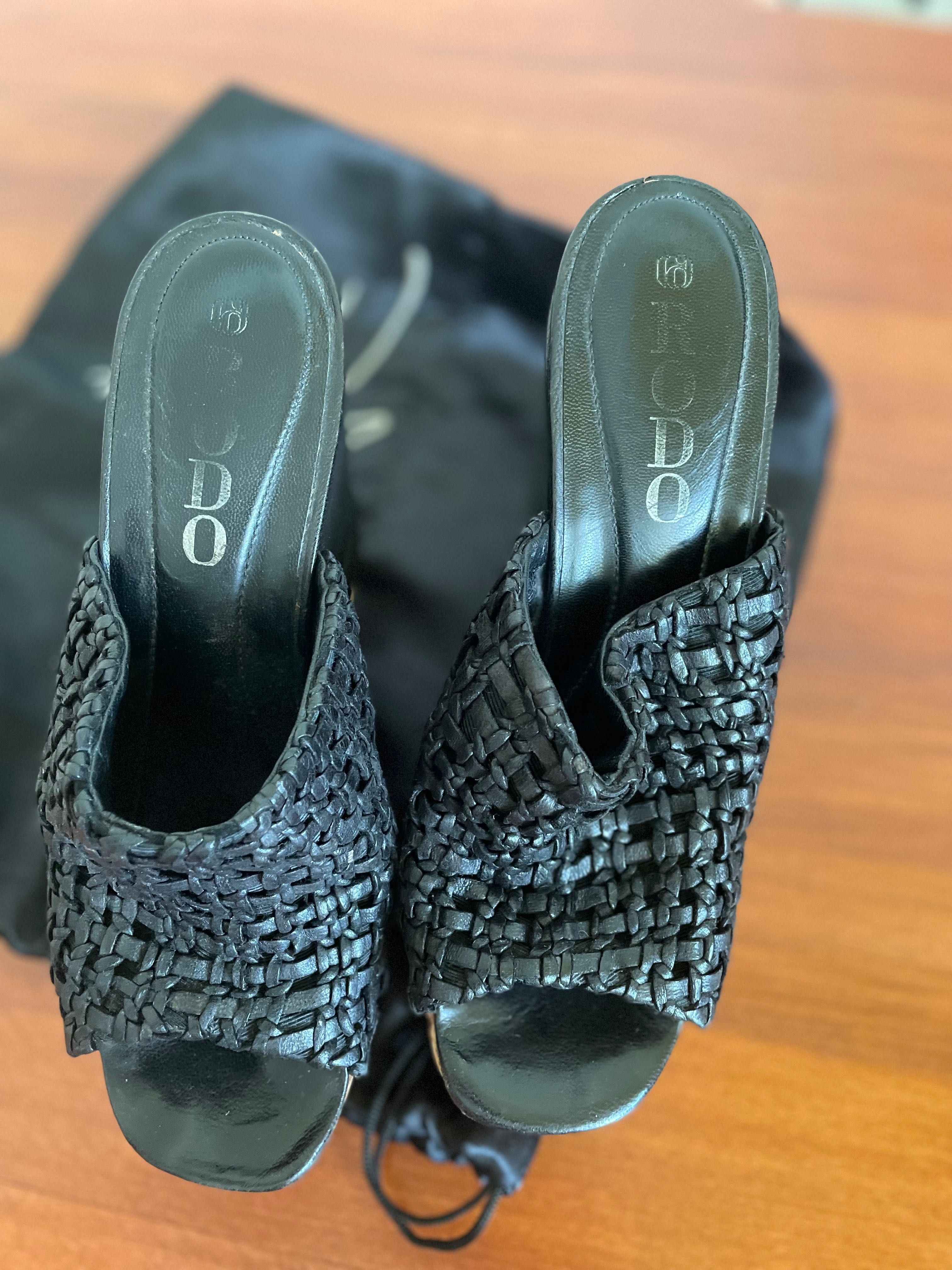 Buty na klinowym obcasie Rodo