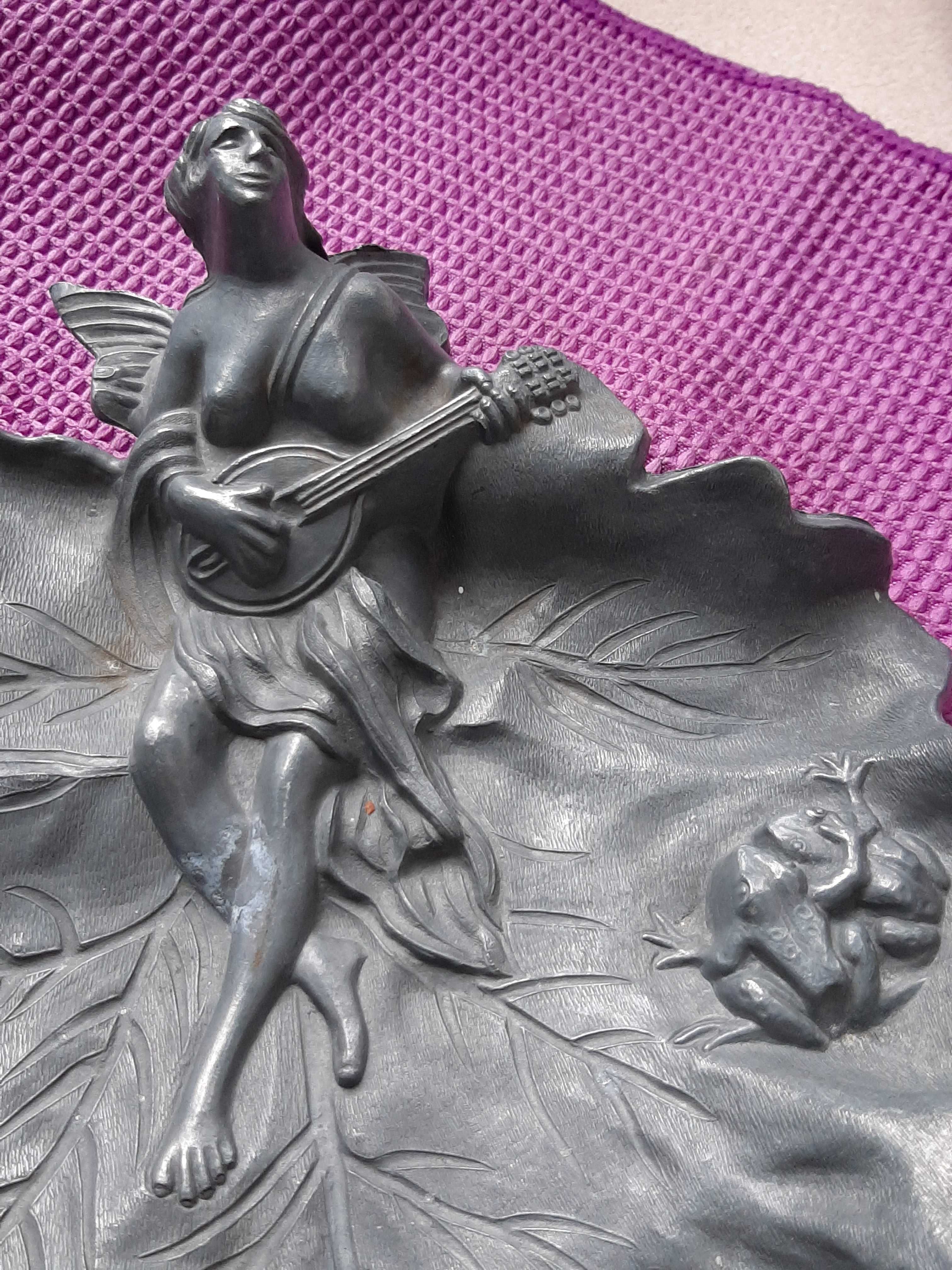 Kobieta z mandoliną i żaby listek