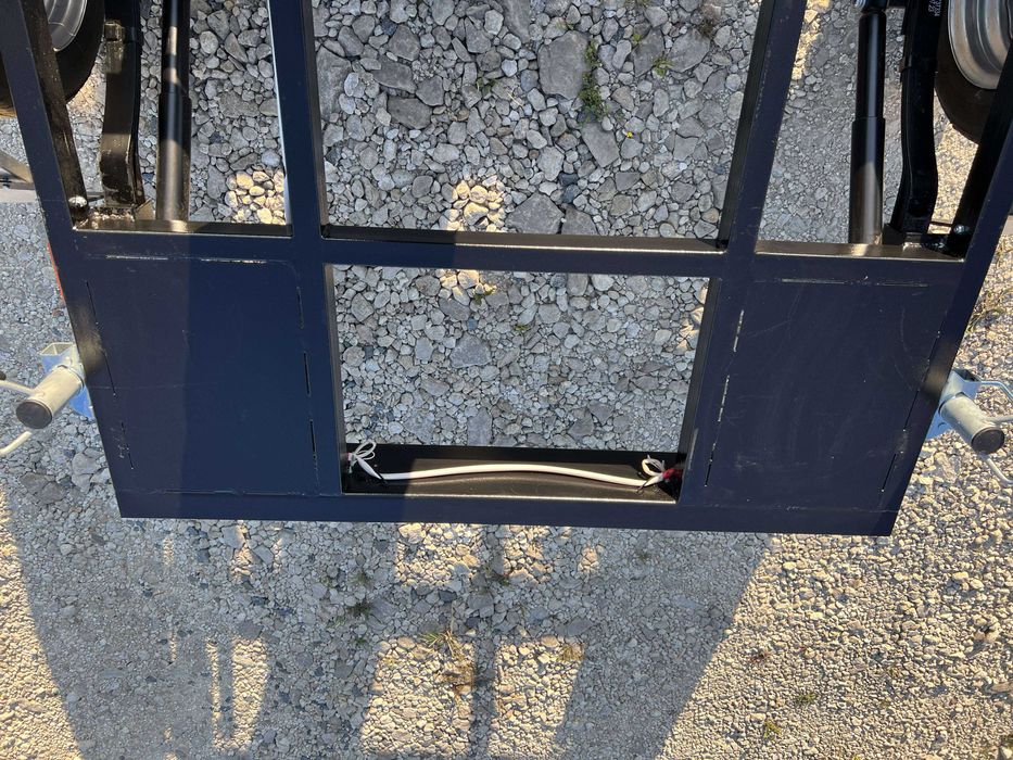 Прицеп для генератора двохвісний без гальм з опорами.