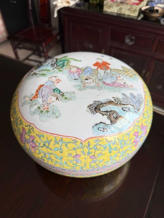 Caixa redonda em porcelana, decorada à mão no estilo Famille Rose