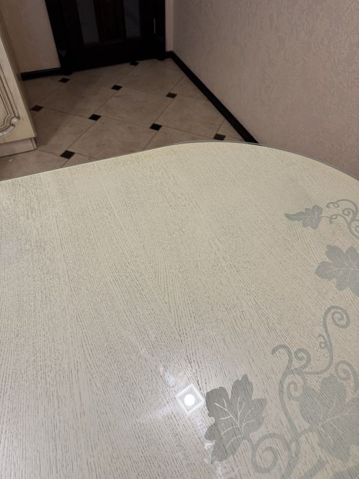 Продається кухонний стіл кольору слонова кістка  і захисним склом