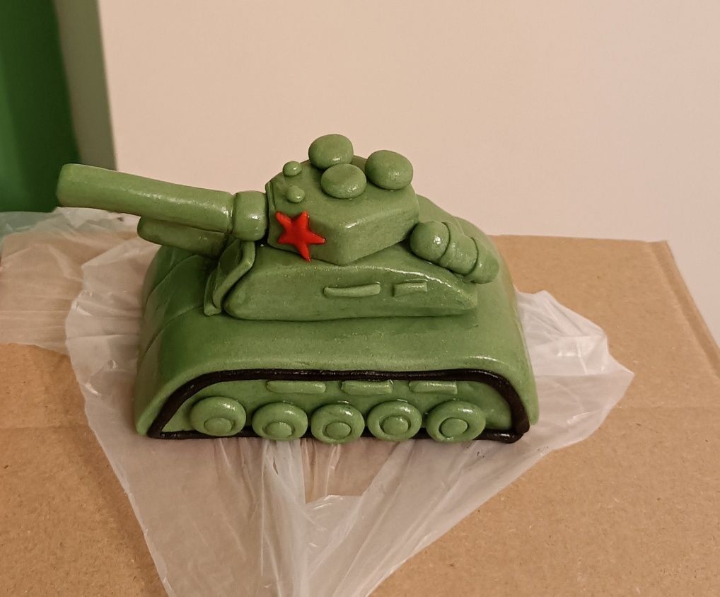 Czołg z masy cukrowej na tort