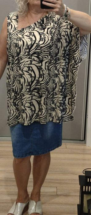 Bluzka z jednym ramiączkiem. Fason nietoperz. Deseń w zebry.