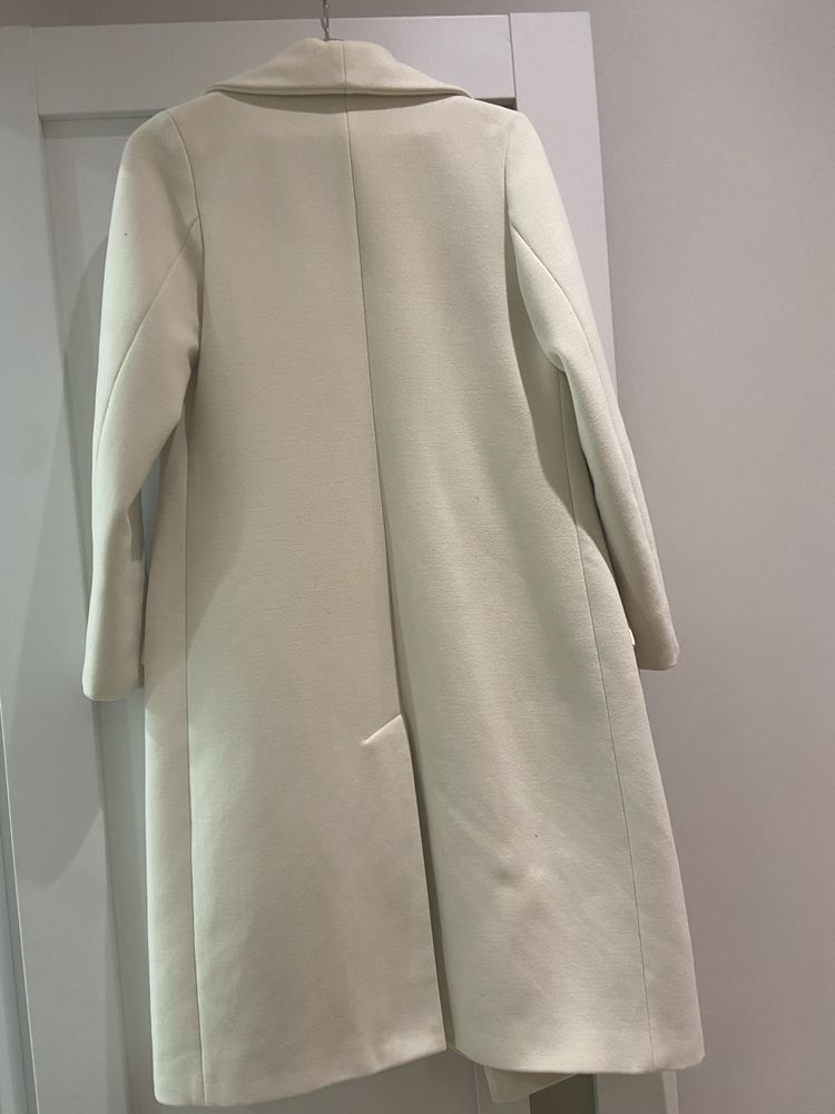Стильне пальто прямого фасону в довжині міді
