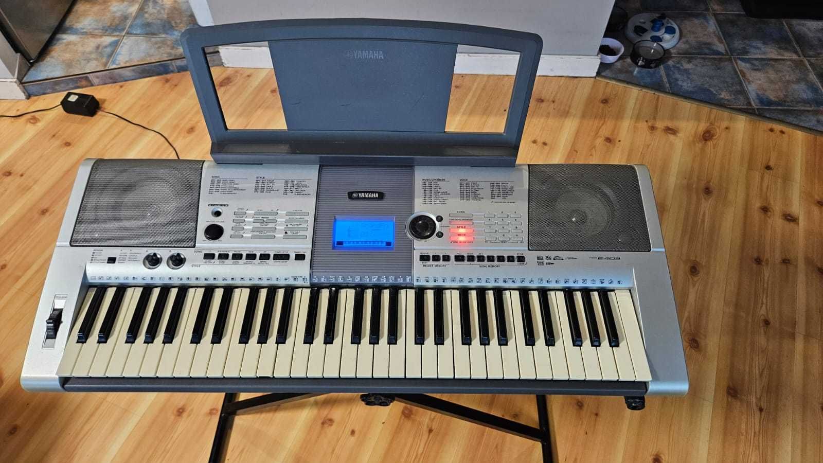Keyboard Yamaha PSR-E403 wraz z pokrowcem oraz statywem.