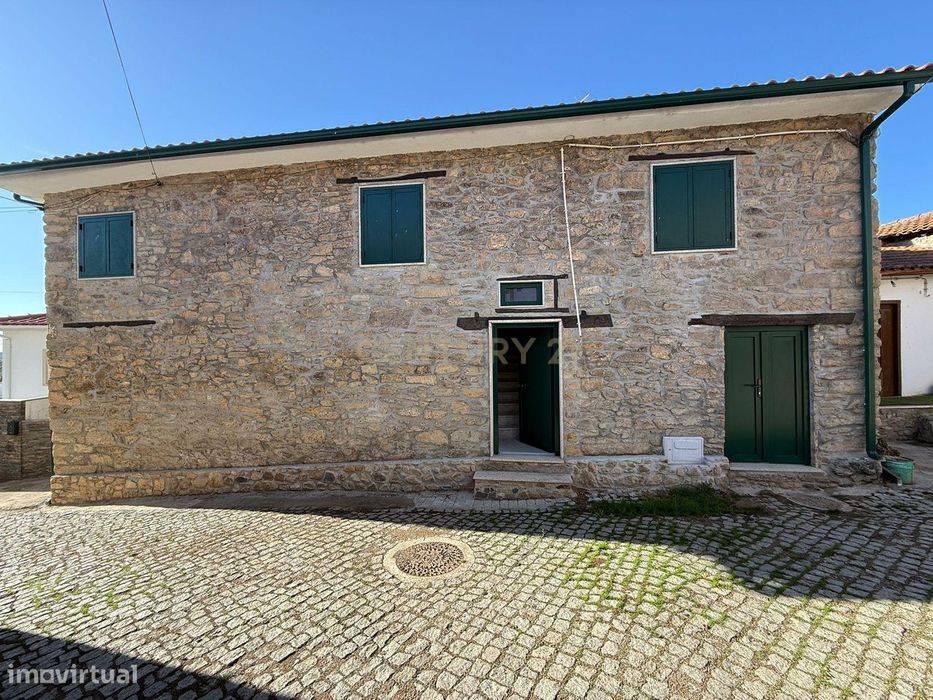 Luxuosa Moradia Renovada em Bragança, Parâmio