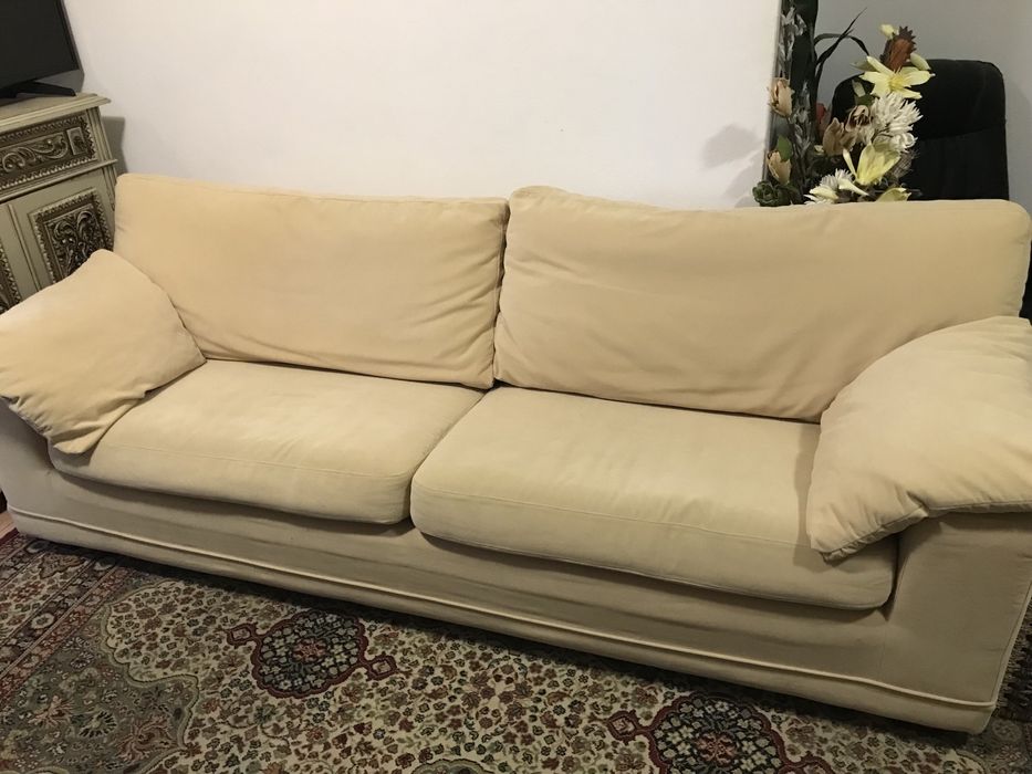 Sofá de veludo dois lugares