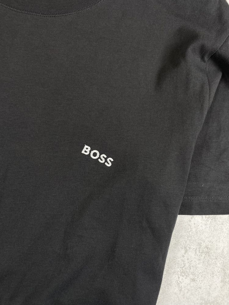 Футболка Hugo Boss з вишитим написом 'BOSS' – класика стилю