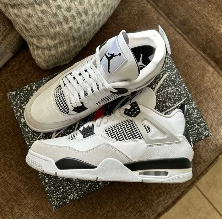 Buty-biegania-Jordan 4 RetroMilitaryBlack R.37.5