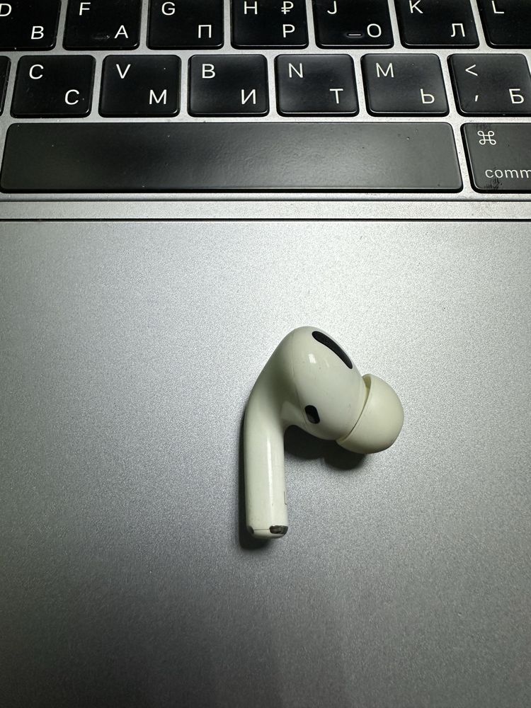 AirPods Pro 1-gen Левый Шипит.