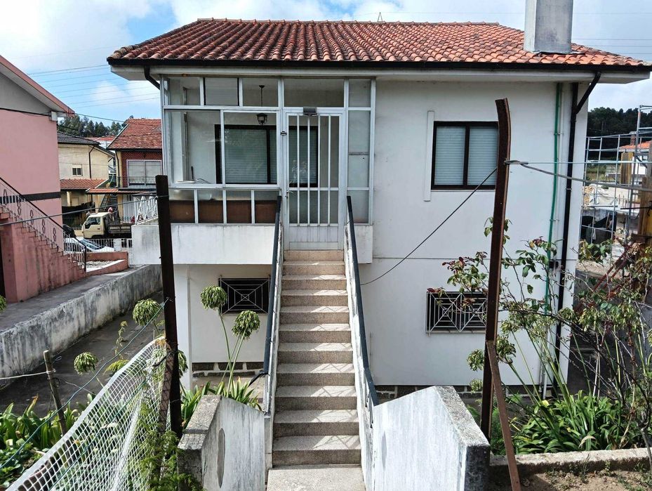 Moradia T8 com jardim e apartamento independente em Canelas