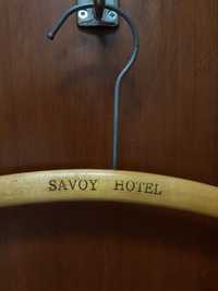 Cabide cruzeta Hotel Savoy Londres