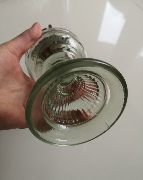 szklana lampa naftowa