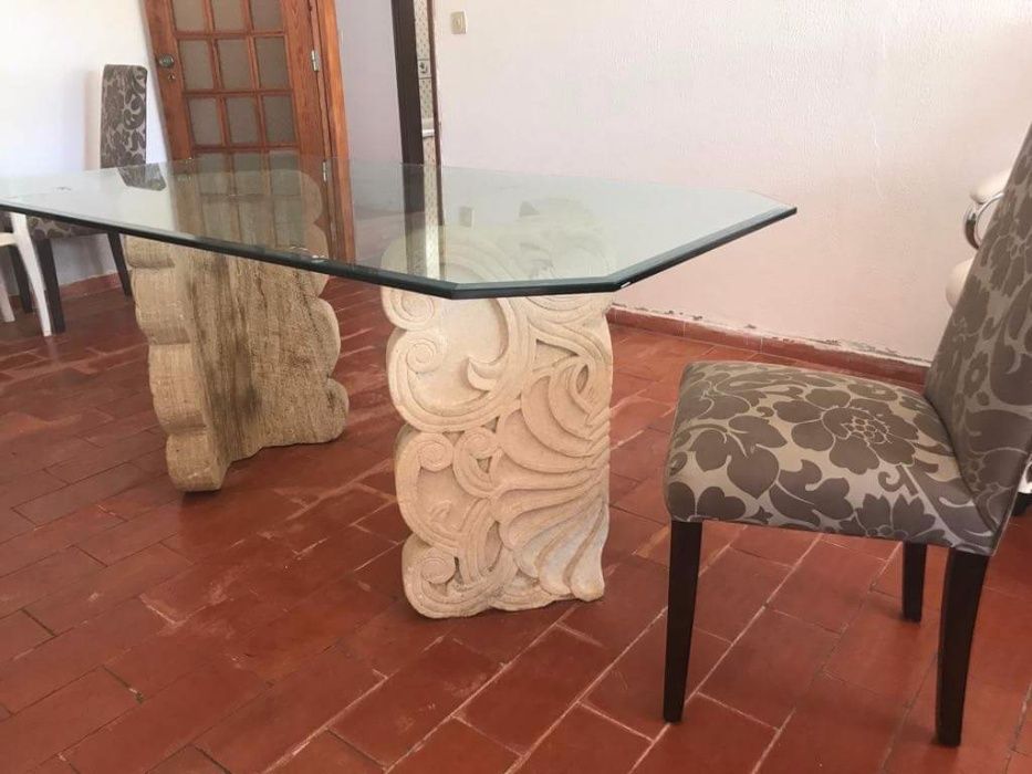 Excelente Mesa em Vidro com base em Pedra Trabalhada a Mão