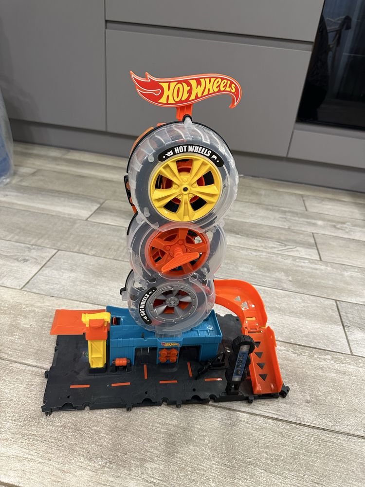 Ігровий набір Hot Wheels Пригоди та трюки у шиномонтажі