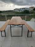 Mesa com conjunto de bancos