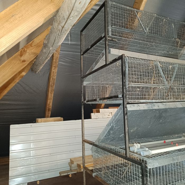 Кроляча ферма з поїлками