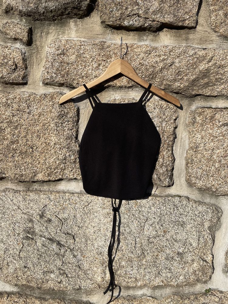 Top preto cruzado/aberto nas costas