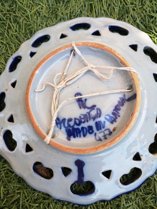 Pratos azuis com dizeres