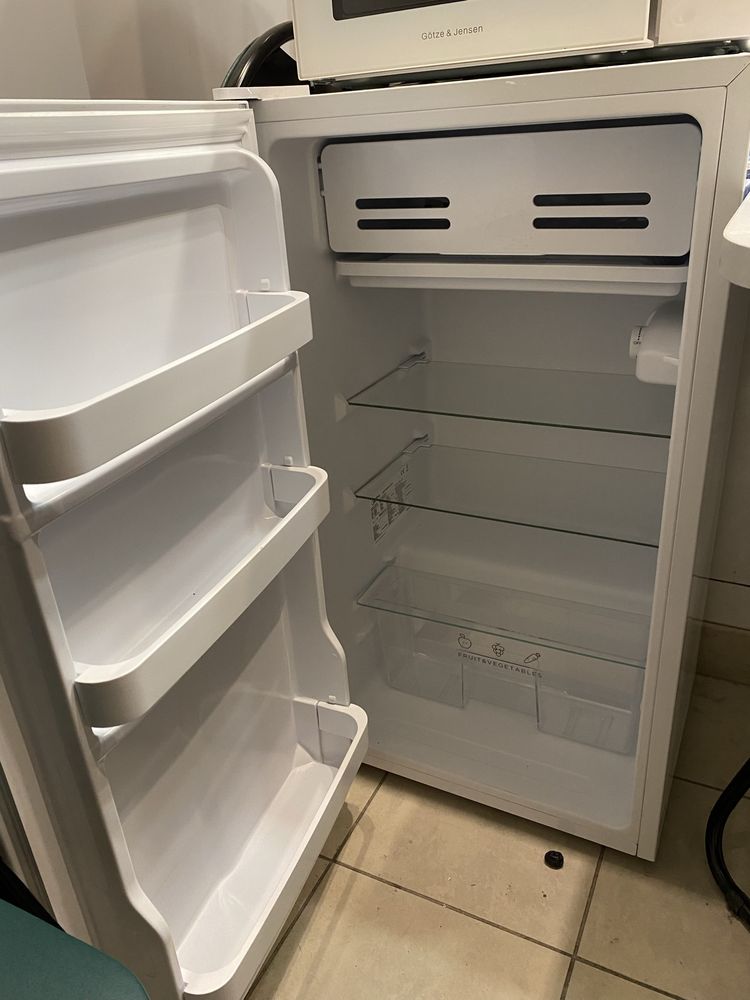biała Chłodziarka Midea, mała