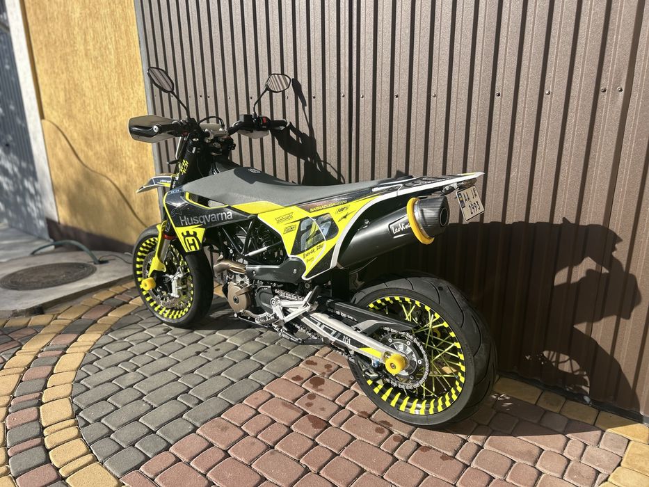 Husqvarna 701 supermoto