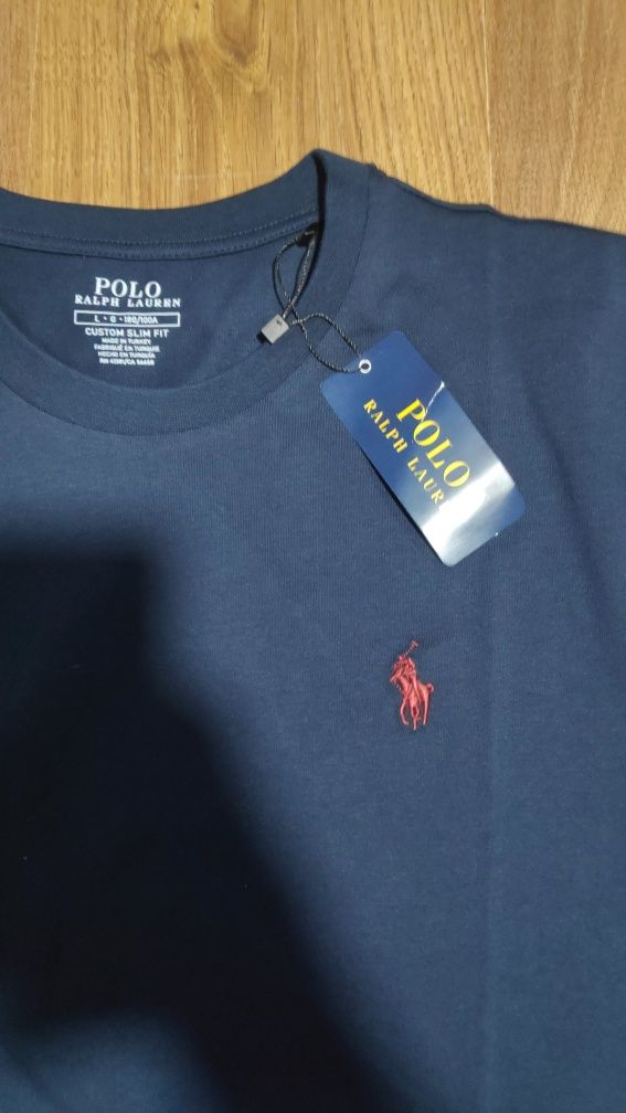 T shirt polo com etiqueta