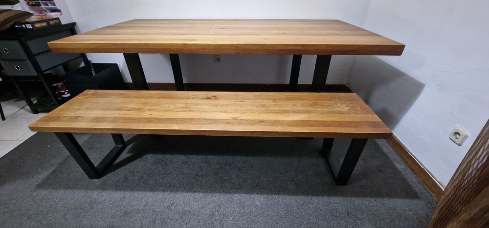 Mesa de madeira de carvalho maciça e banco