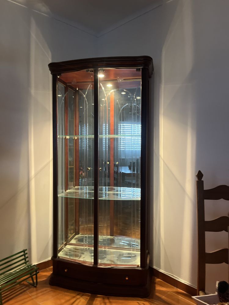 Móvel de Madeira para Exposição com Luz Interior