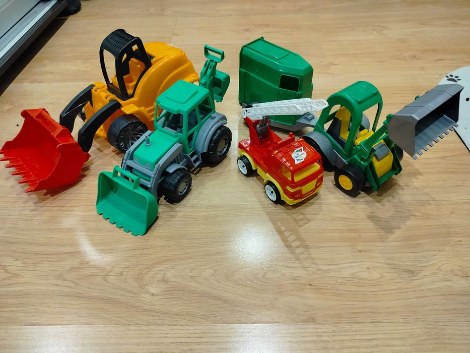 Машини будівельні, трактори великі з рухомими частинами