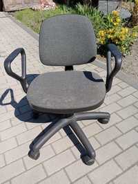 Krzesło biurowe obrotowe dla dziecka w wieku szkolnym.