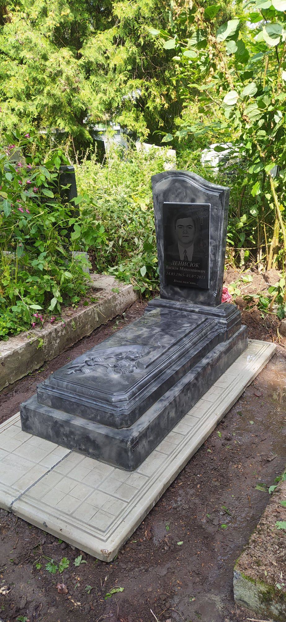 Пам'ятник з встановленням одинарний