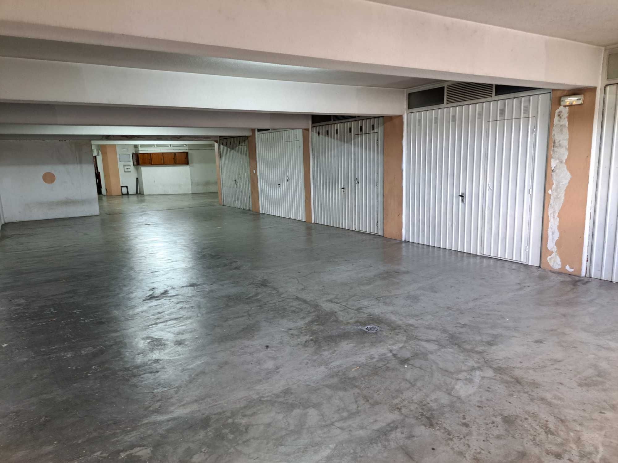 Box Garagem com janela piso superior isenta de humidade
