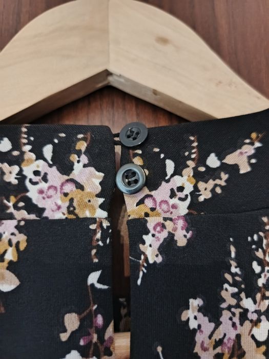 Czarna bluzka z kwiatowym motywem r. XL/XXL 42/44